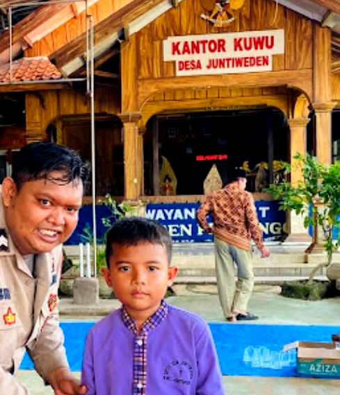 Bhabinkamtibmas Polsek Juntinyuat Dampingi Santunan Anak Yatim Dalam Tradisi Mapag Sri di Desa Juntiweden